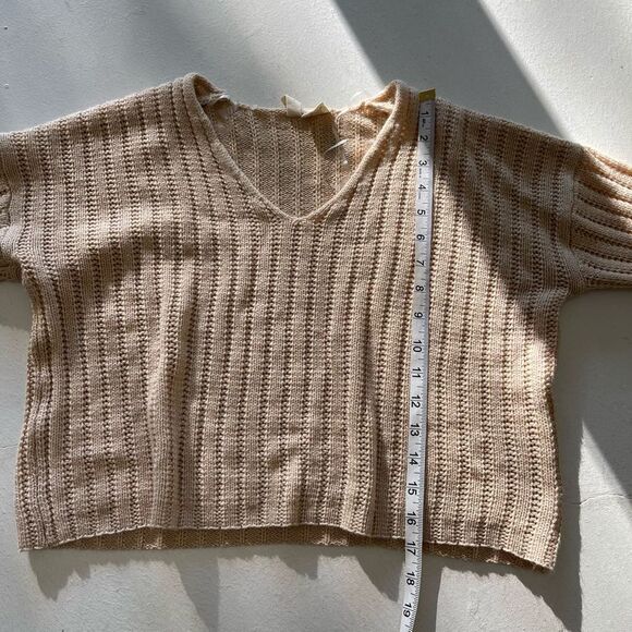 Sky and sparrow beige knit V-neck cropped sweater size small - Picture 9 of 10